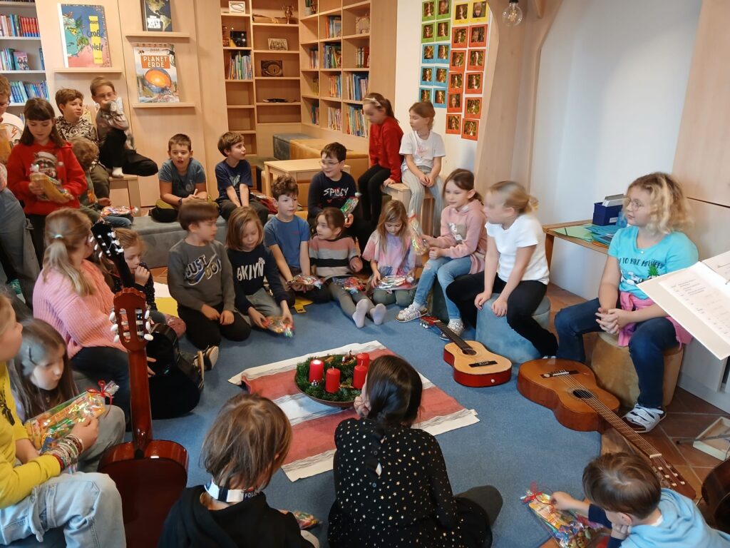 Kinder, Nikolaus, feiern, Lieder, singen, Gemeinschaft, teilen, Geschenke