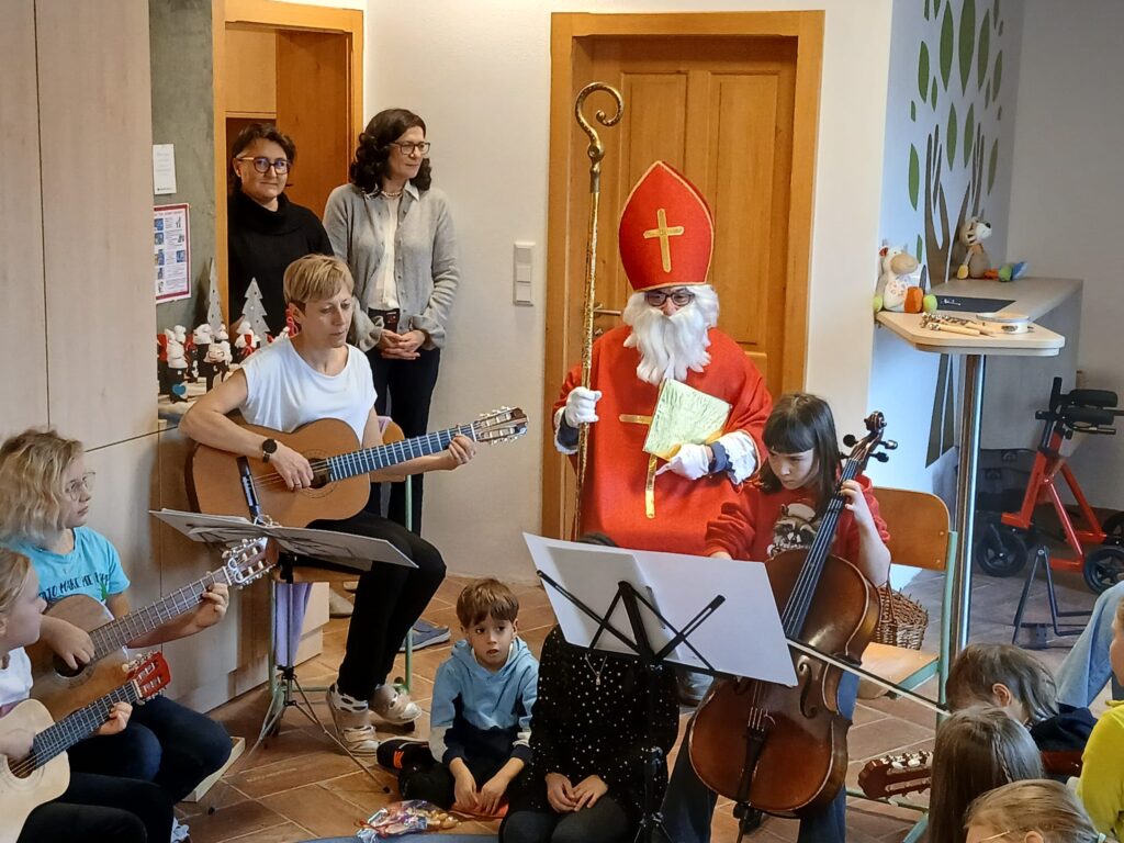 Kinder, Nikolaus, feiern, Lieder, singen, Gemeinschaft, teilen, Geschenke