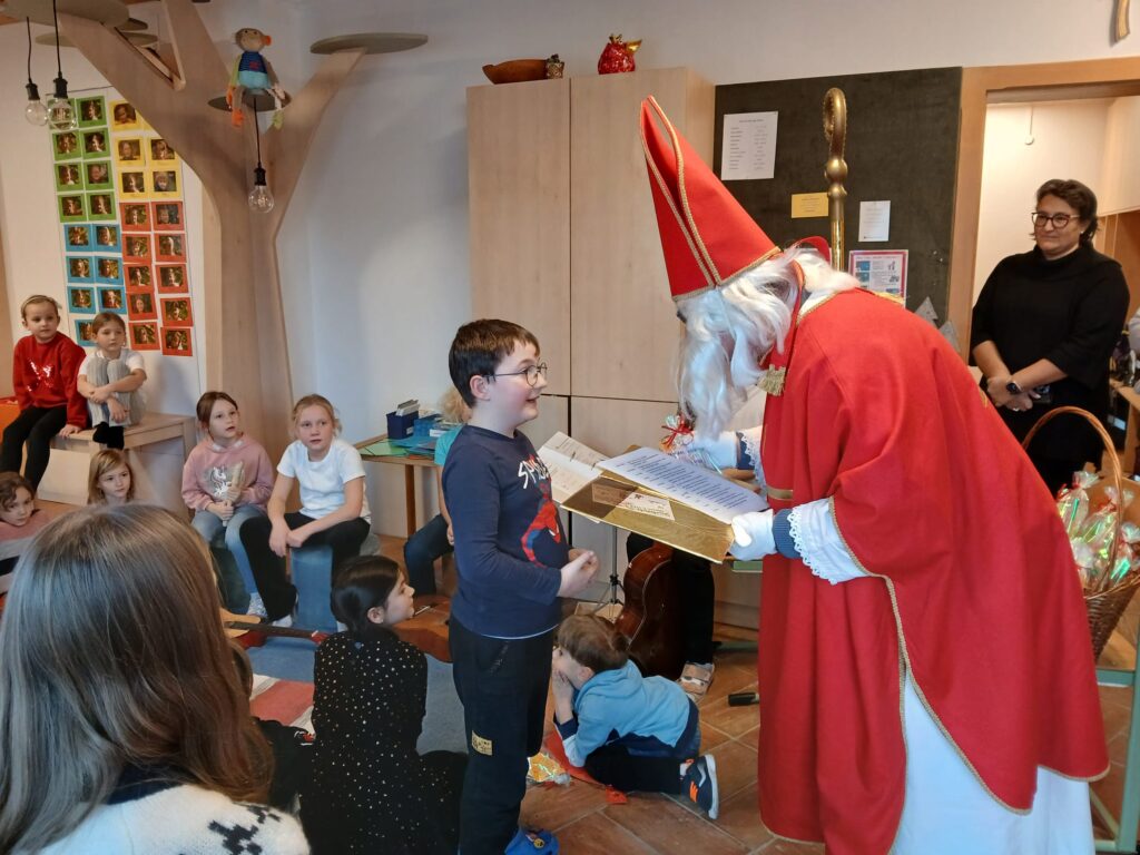 Kinder, Nikolaus, feiern, Lieder, singen, Gemeinschaft, teilen, Geschenke