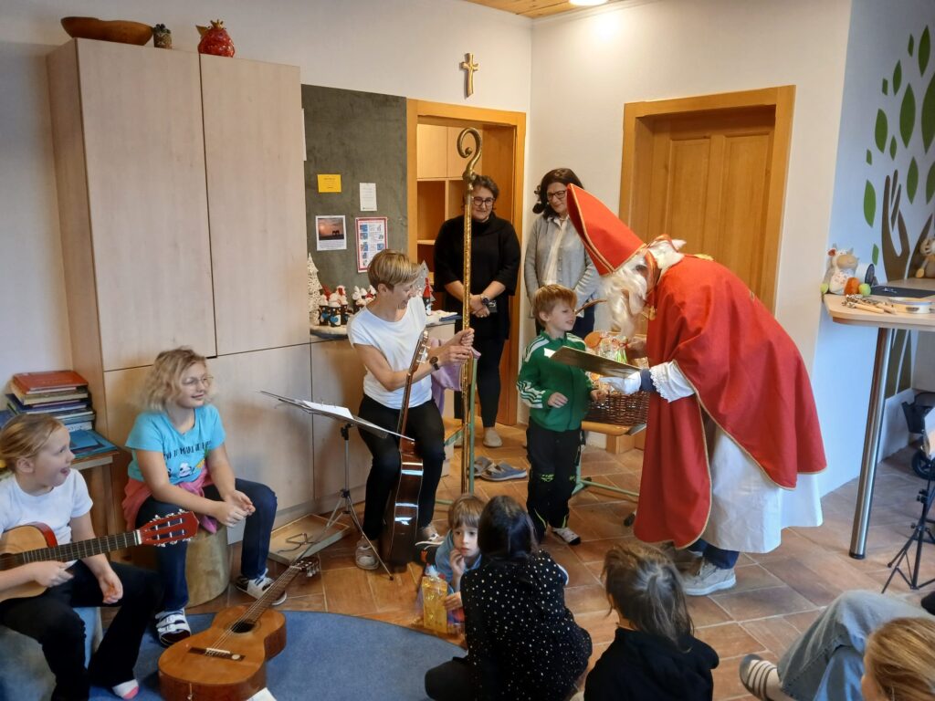 Kinder, Nikolaus, feiern, Lieder, singen, Gemeinschaft, teilen, Geschenke