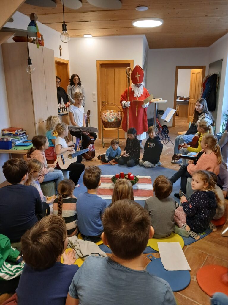 Kinder, Nikolaus, feiern, Lieder, singen, Gemeinschaft, teilen, Geschenke