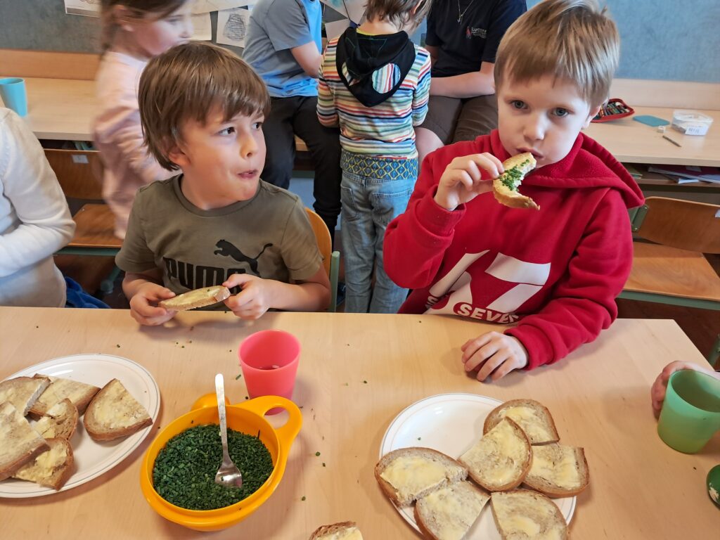 Ostern, Osterhase, Jause, Eier, Schokolade, Eier pecken, verstecken, Garten, jausnen